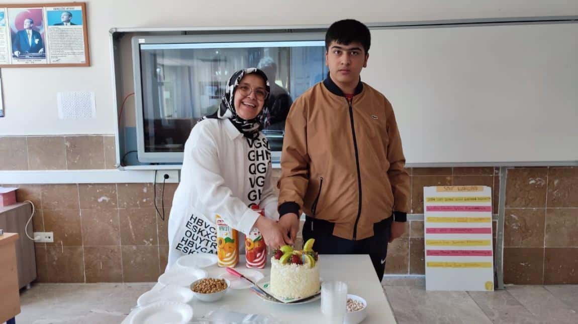 12. sınıf öğrencilerinden Mehmet Talha ÇELİK'in doğum gününü tüm sınıf arkadaşlarıyla birlikte kutladık.