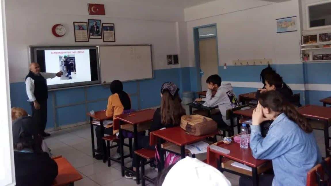 Öğretmenlerimiz Çamlık Hacıbağ Ortaokulu ve Bucak İmam Hatip Ortaokulunu ziyaret ederek tanıtım yaptılar. 