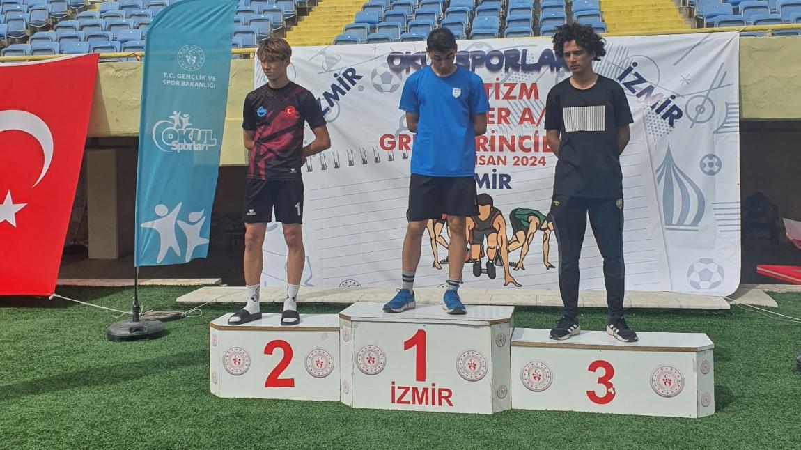 İzmir ilinde düzenlenen Okul Sporlari Atletizm Grup Yarışmalarında öğrencimiz Ahmet Tulum 200 metre de 2. olmuştur.